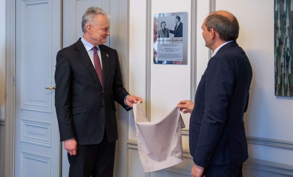 Briuselyje inauguruota pirmojo Lietuvos ambasadoriaus prie ES ir NATO A. Venskaus ir jo žmonos salė