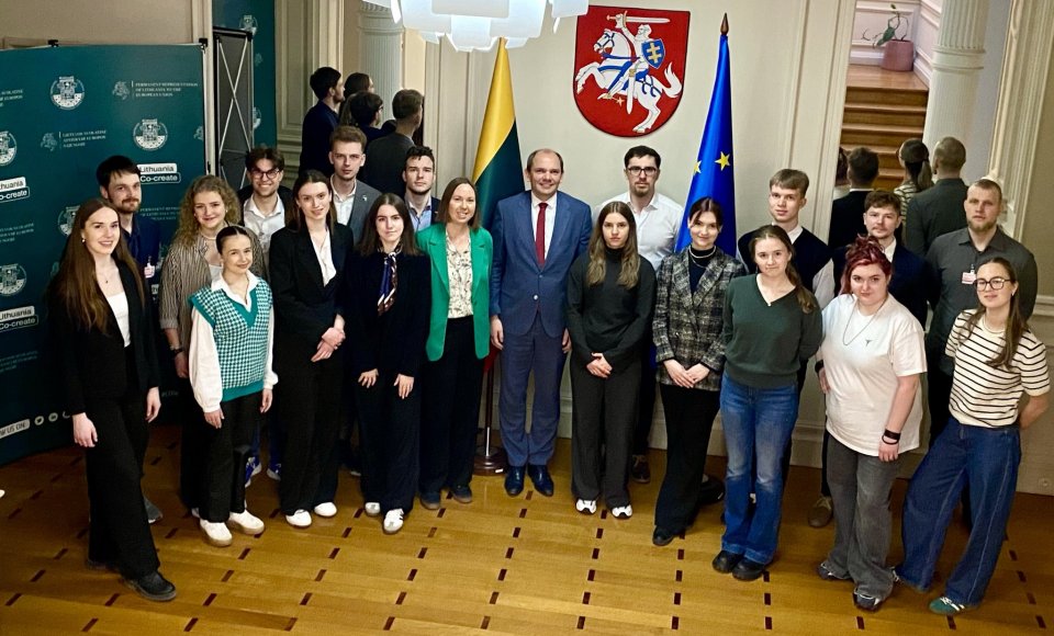 Tarp europinių posėdžių – ambasadoriaus susitikimai su jaunaisiais europiečiais 