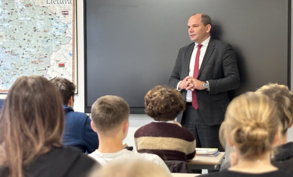 Ambasadorius susitiko su Briuselio Europos mokyklos mokiniais ir pasveikino geriausiai Konstituciją išmanantį pasaulio lietuvį